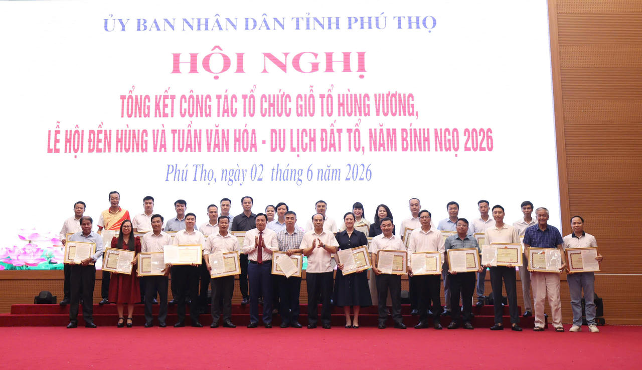 Phó Chủ tịch UBND Nguyễn Huy Ngọc trao Thư khen và Bằng khen cho các tập thể có thành tích xuất sắc trong công tác tổ chức Giỗ Tổ Hùng Vương - Lễ hội Đền Hùng và Tuần Văn hóa - Du lịch Đất Tổ năm Bính Ngọ 2026.&nbsp;Ảnh: phutho.gov.vn