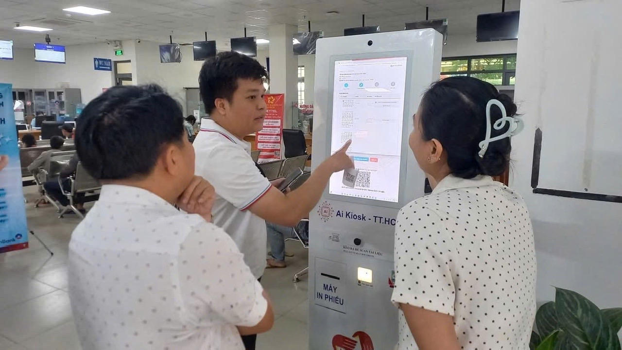 Hành chính công phường Long Thành hướng dẫn người dân sử dụng Kiosk thông minh, hỗ trợ tra cứu và thực hiện thủ tục hành chính hiệu quả.