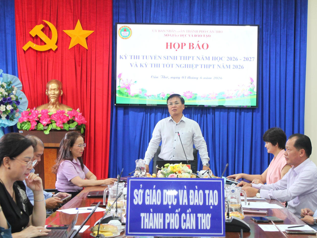 Đại diện lãnh đạo Sở Giáo dục và Đào tạo TP Cần Thơ cung cấp thông tin tại buổi họp báo.