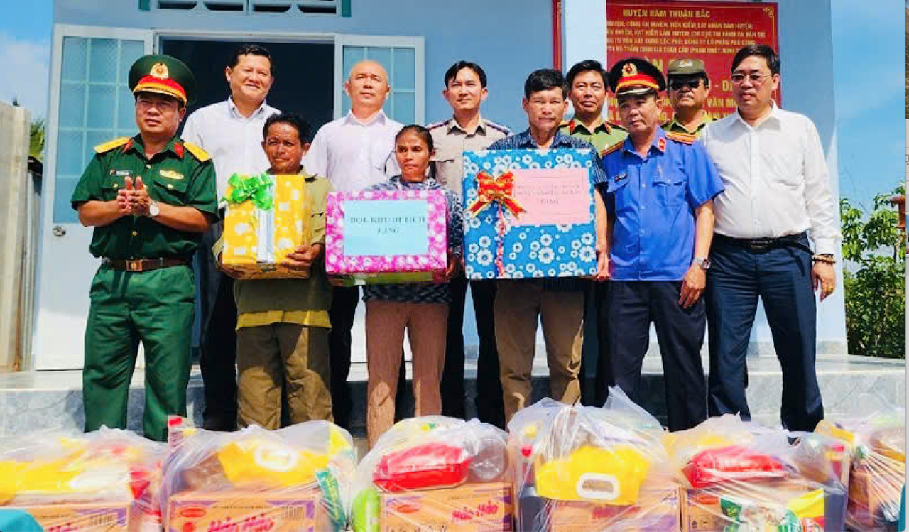 Cán bộ THADS khu vực 12 phối hợp các cơ quan khối tư pháp và chính quyền địa phương tặng nhà tình nghĩa. 