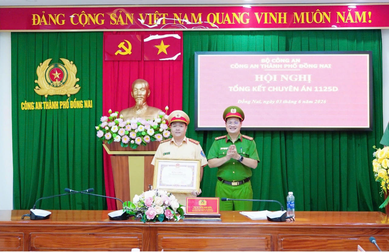 Thừa ủy quyền, Đại tá Trần Anh Sơn trao Bằng khen của Chủ tịch UBND TP và Giấy khen của Giám đốc Công an TP cho các tập thể, cá nhân có thành tích xuất sắc trong đấu tranh chuyên án.