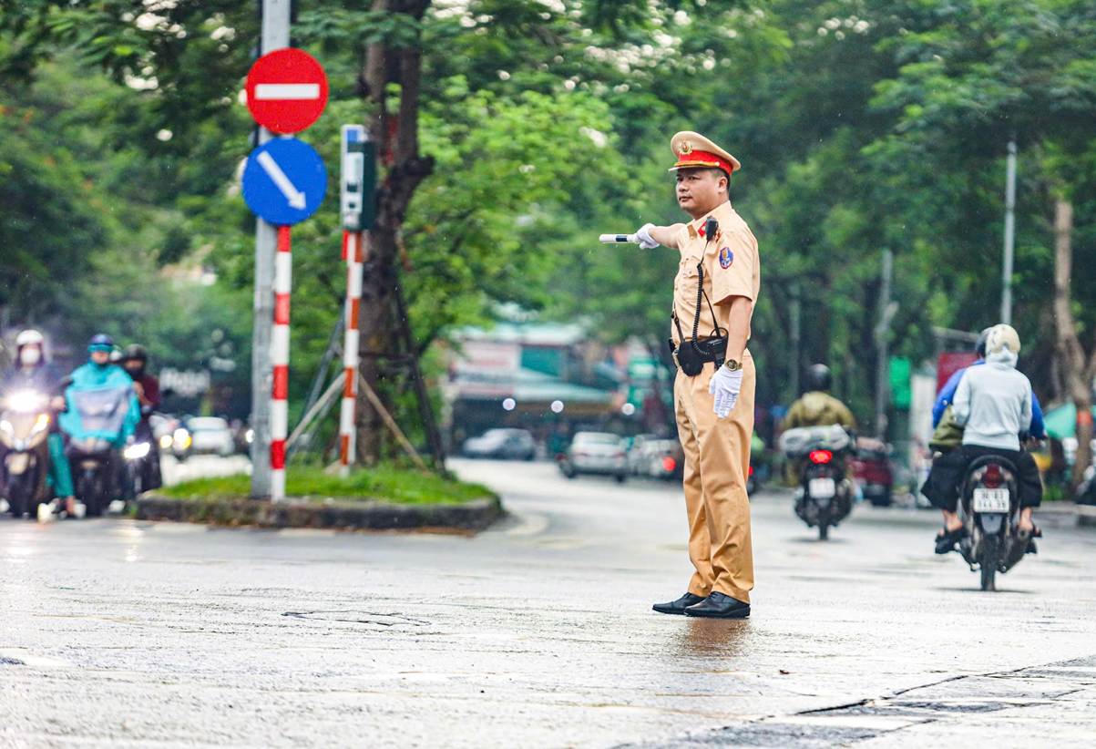Tạm cấm, hạn chế phương tiện trên nhiều tuyến đường Hà Nội ngày 7-8/6