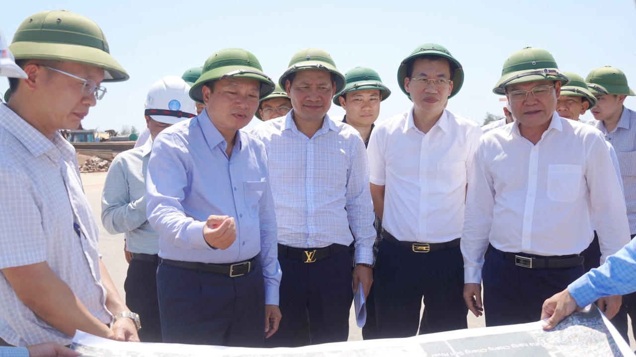Chủ tịch UBND tỉnh Lê Hồng Vinh chỉ đạo đẩy nhanh tiến độ các dự án giao thông trọng điểm trên địa bàn tỉnh.