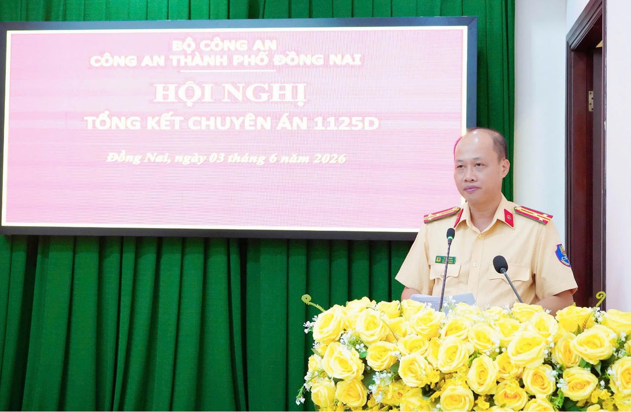 Thượng tá Lê Đức Trình - Phó Trưởng Phòng Cảnh sát giao thông báo cáo kết quả đấu tranh chuyên án.