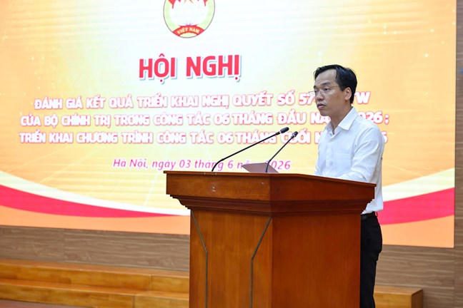  Ông Nguyễn Bình Minh - Ủy viên Đoàn Chủ tịch, Chánh Văn phòng Cơ quan Ủy ban Trung ương MTTQ Việt Nam trình bày báo cáo tại Hội nghị. Ảnh: Hoài Nam