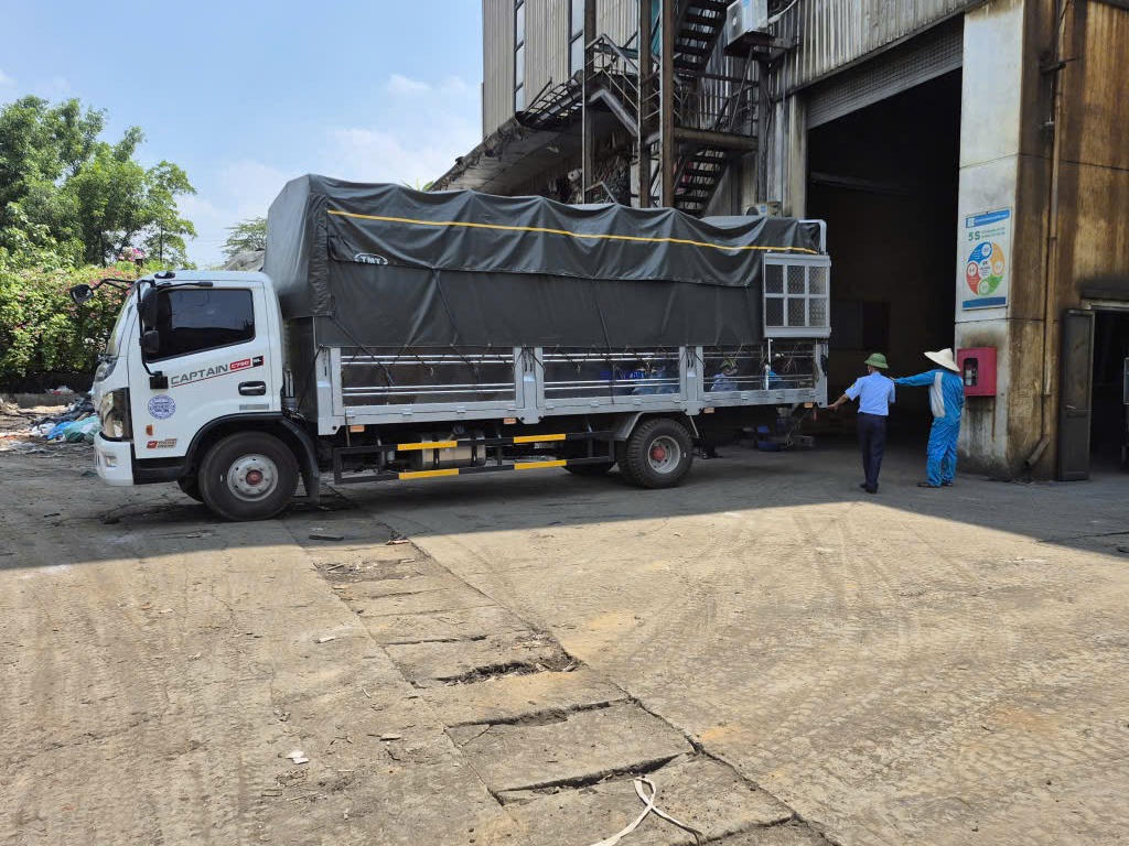 Giám sát tiêu hủy lô thực phẩm nhập lậu trị giá hơn 328 triệu đồng tại Hà Nội