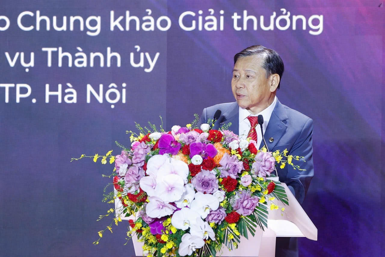 TS. Nguyễn Văn Khôi, Thành viên Hội đồng Tư vấn cải cách thủ tục hành chính của Thủ tướng Chính phủ, Chủ tịch Hiệp hội Bất động sản Việt Nam, Trưởng Ban chỉ đạo Giải thưởng, Chủ tịch Hội đồng Giám khảo Chung khảo Giải thưởng, nguyên Ủy viên Ban Thường vụ Thành ủy, nguyên Phó Chủ tịch UBND TP. Hà Nội phát biểu khai mạc Lễ trao Giải thưởng Quốc gia Bất động sản Việt Nam lần thứ II.