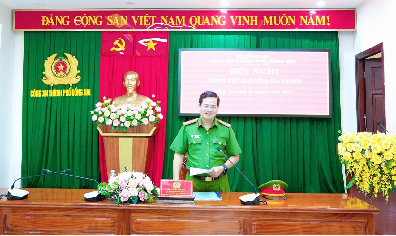 Đại tá Trần Anh Sơn - Phó Giám đốc Công an TP, Phó Trưởng Ban Chuyên án phát biểu chỉ đạo tại hội nghị.
