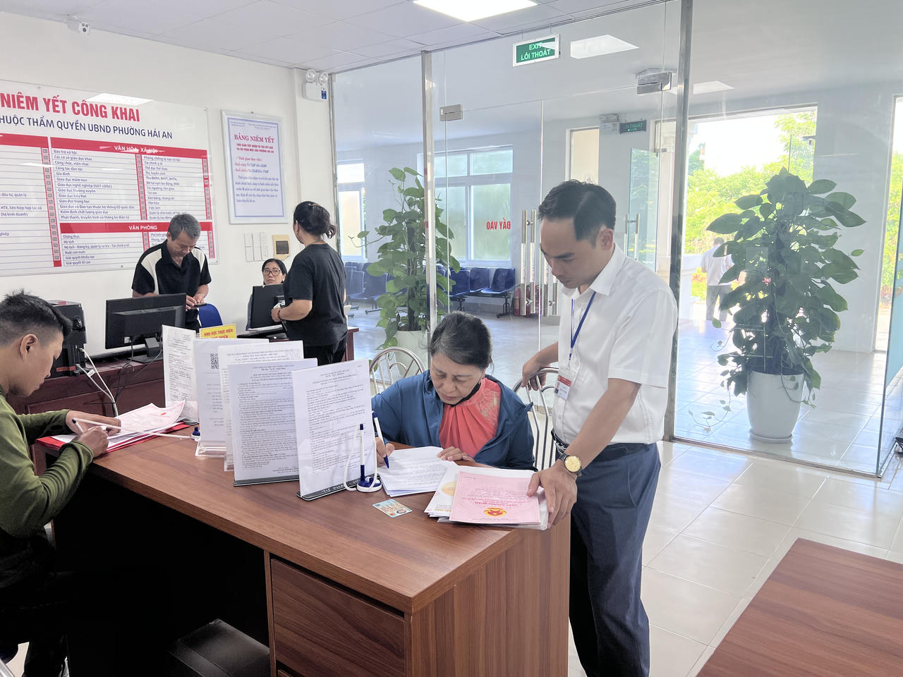 Tại Trung tâm Phục vụ hành chính công phường Hải An, người dân và doanh nghiệp đến giao dịch đều được cán bộ, công chức đón tiếp, hướng dẫn chu đáo, bảo đảm việc tiếp nhận và giải quyết thủ tục hành chính diễn ra thuận lợi, nhanh chóng.&nbsp;