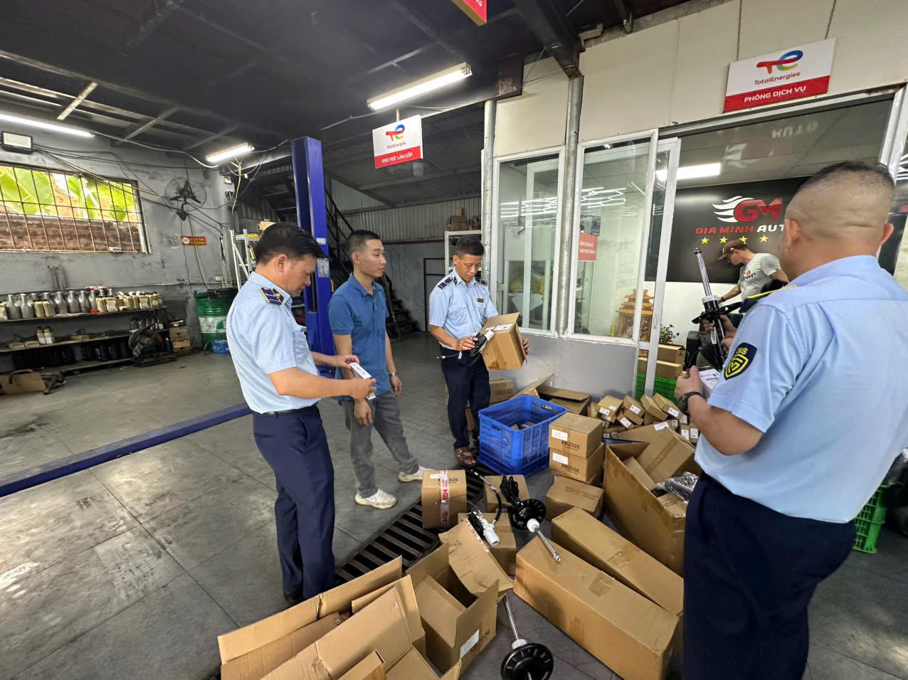 Quản lý thị trường Hà Nội phát hiện hơn 800 phụ tùng ô tô có dấu hiệu giả mạo nhãn hiệu nổi tiếng