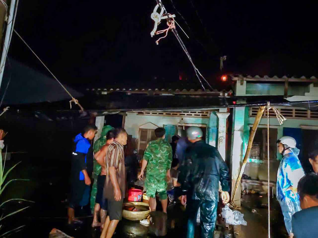 Cán bộ đồn Biên phòng Trung Bình cùng các lực lượng giúp dân chữa cháy