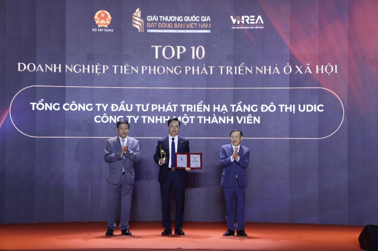 Ông Nguyễn Văn Luyến – Tổng giám đốc Tổng công ty vinh dự nhận Chứng nhận và Cup của Ban tổ chức. 
