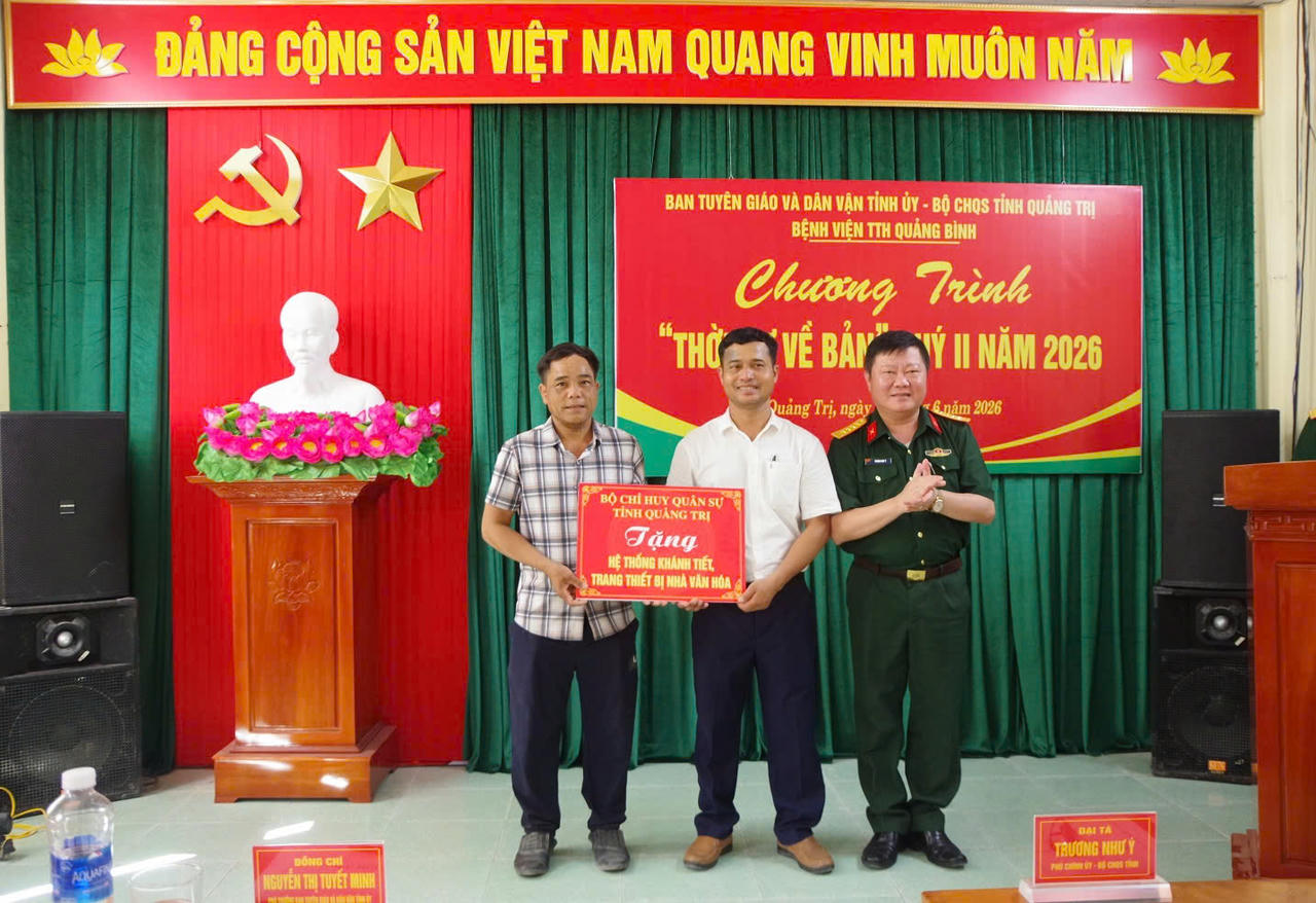 Đại tá Trương Như Ý, Phó Chính ủy Bộ CHQS tỉnh Quảng Trị trao hệ thống khánh tiết, trang thiết bị nhà văn hóa tặng bản Khe Ngang.