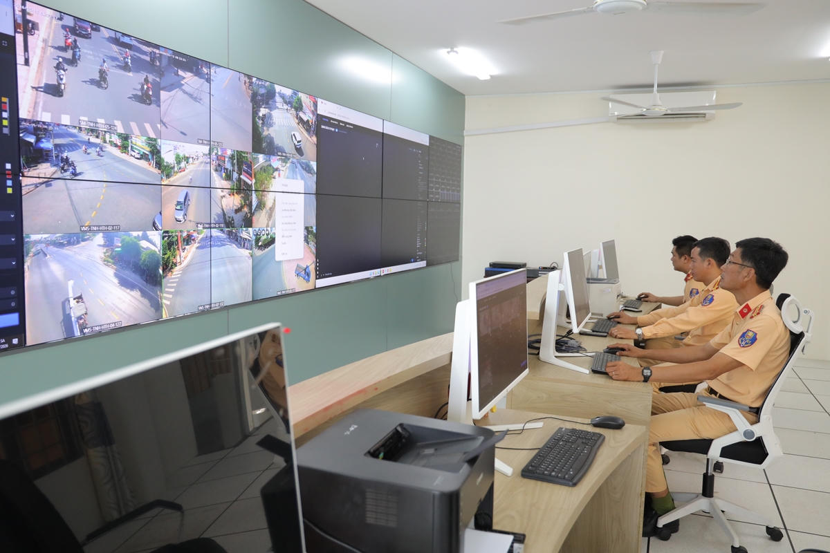 Hệ thống camera có khả năng hoạt động liên tục 24/24 giờ, tự động ghi nhận và phân tích nhiều hành vi vi phạm.