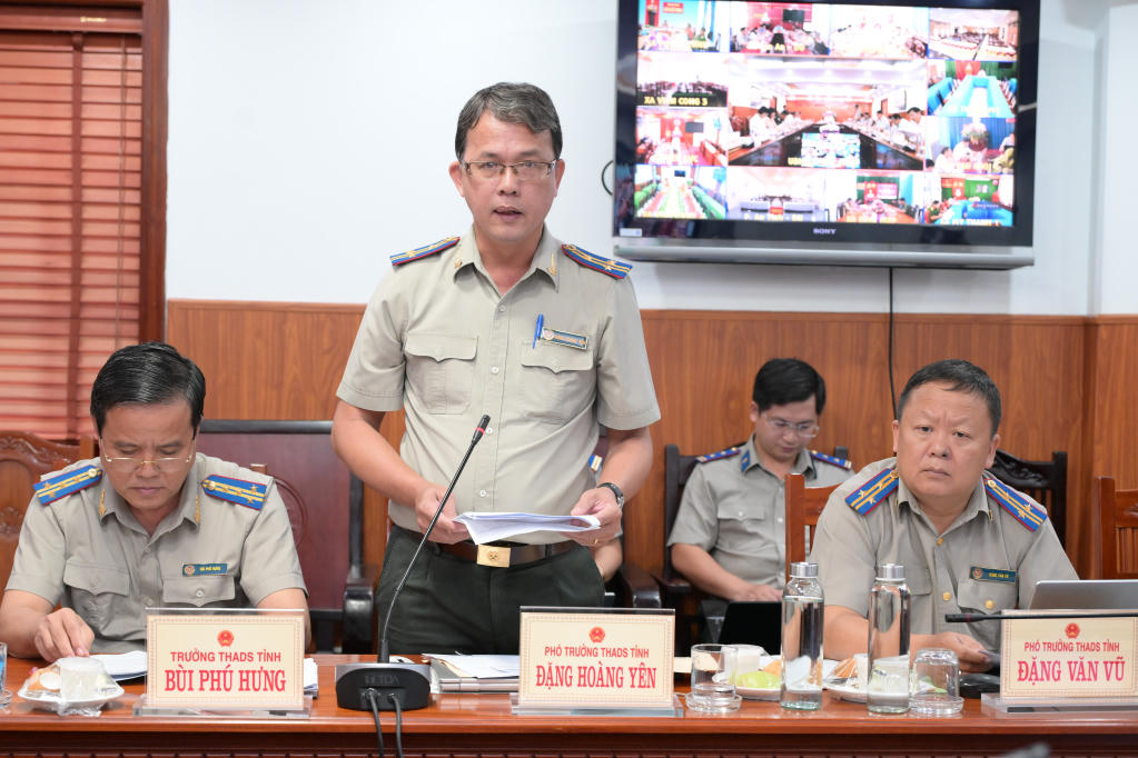 Phó trưởng Thi hành án dân sự tỉnh Đặng Hoàng Yên thông tin kết quả công tác thi hành án dân sự và theo dõi án hành chính 8 tháng năm 2026