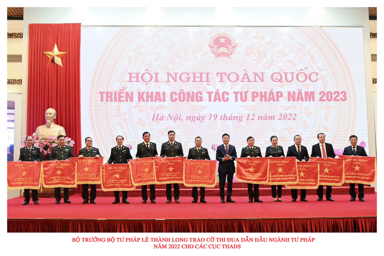 Tháng 12/2022 Cục THADS Thái Nguyên được Bộ trưởng Tư pháp Lê Thành Long trao Cờ Thi đua dần đầu Ngành Tư pháp