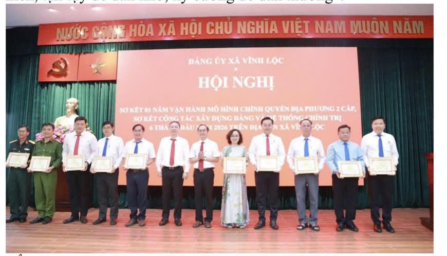 Ông Dương Anh Đức (thứ 6 từ trái qua) và ông Huỳnh Cao Cường (thứ 7 từ trái qua) trao giấy khen cho các tập thể có thành tích xuất.