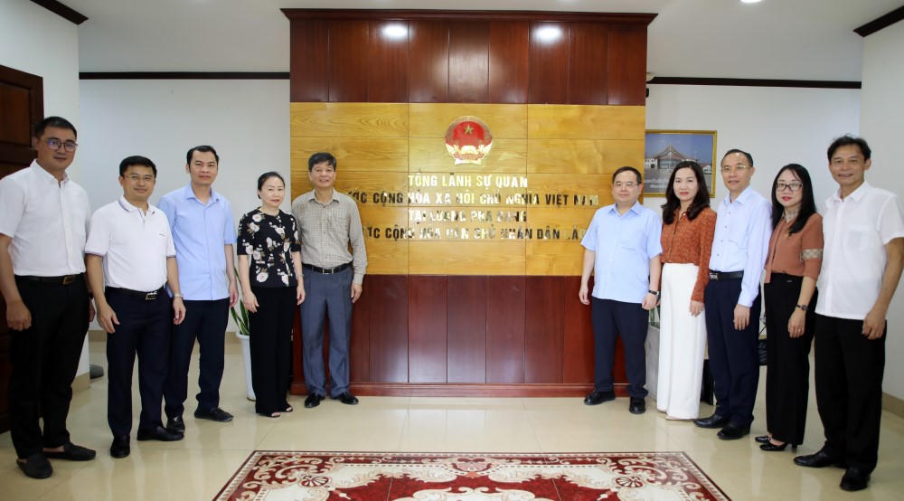 Đoàn công tác tỉnh Quảng Ninh chụp ảnh lưu niệm với Tổng Lãnh sự quán Việt Nam tại Luông Pha Băng.