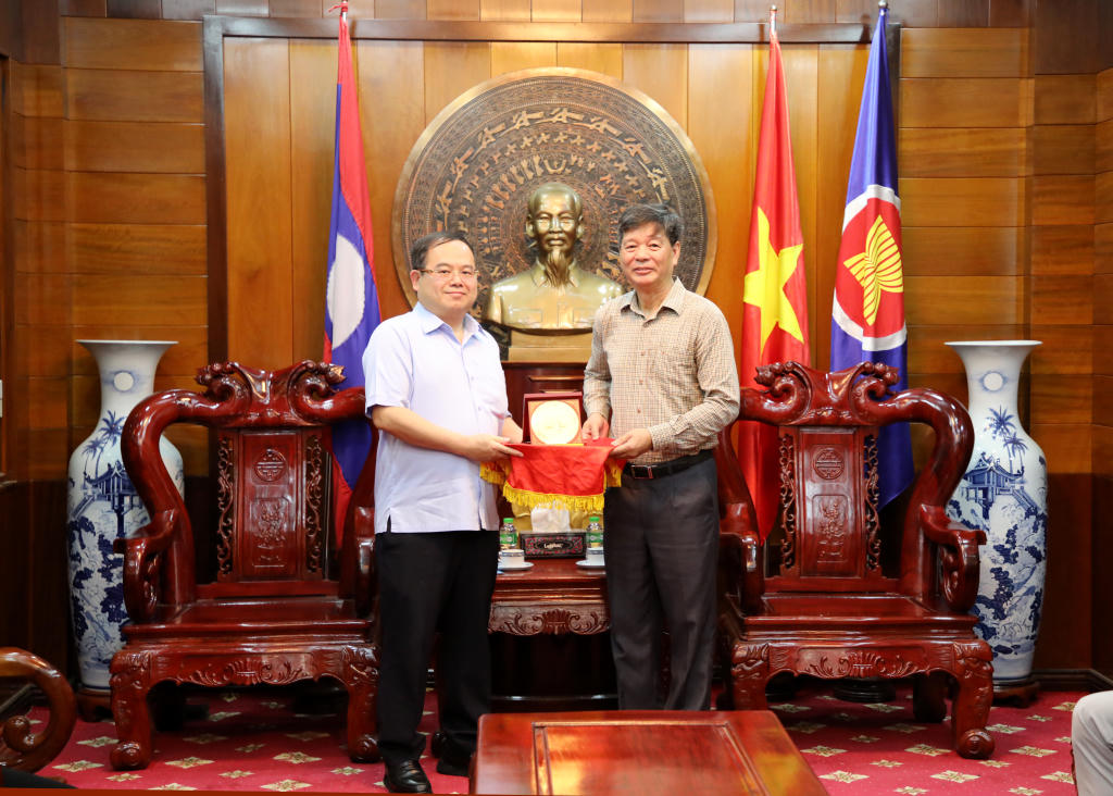 Bí thư Tỉnh ủy Quảng Ninh tặng quà lưu niệm cho Tổng Lãnh sự Việt Nam tại Luông Pha Băng.