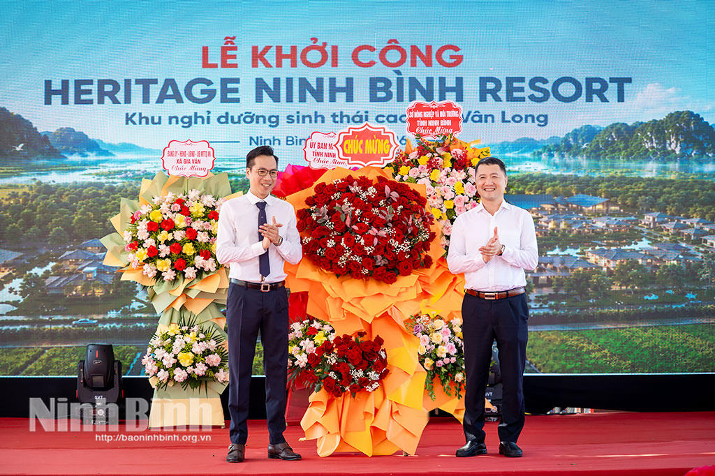 Ông Bùi Văn Mạnh, Tỉnh ủy viên, Giám đốc Sở Du lịch tặng hoa chúc mừng chủ đầu tư. Ảnh: Nguyễn Thơm