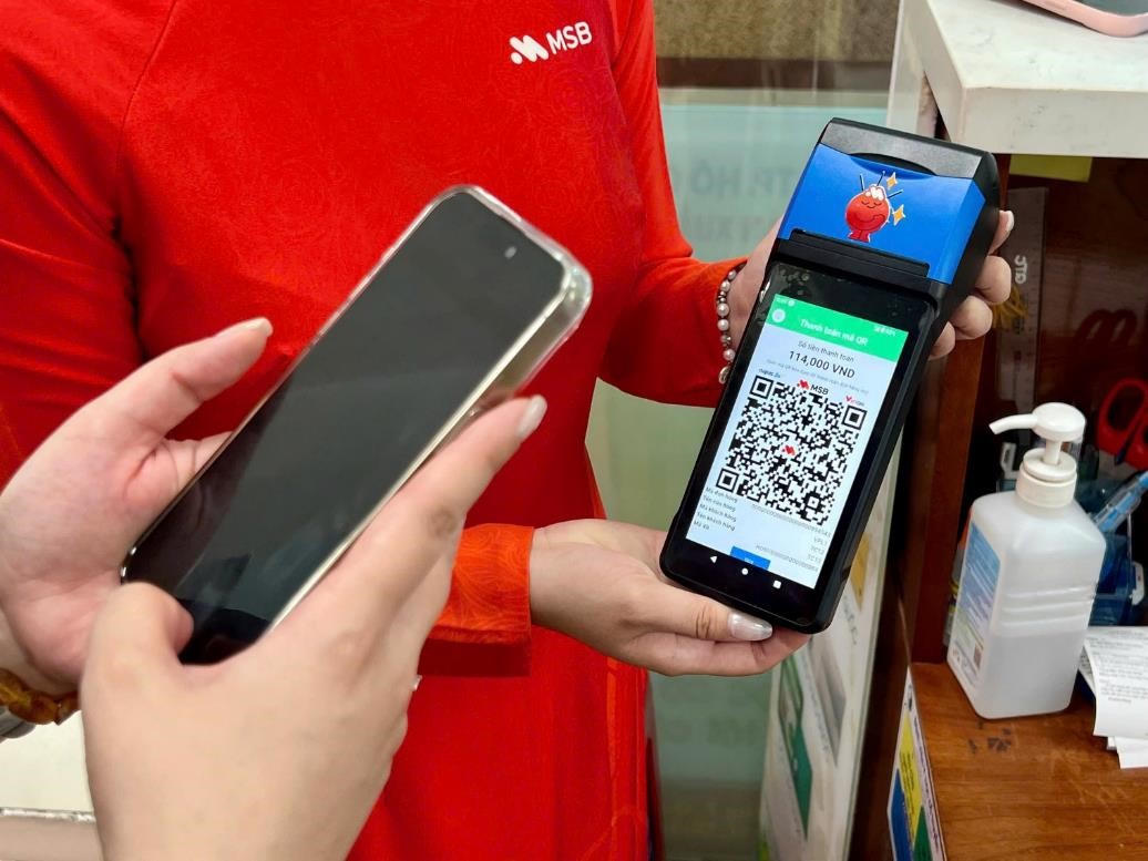 Khách hàng thực hiện thanh toán không tiền mặt MSBPay On POS tại Bệnh viện Đa khoa Thủ Đức
