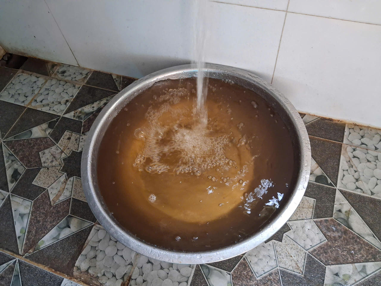 Sự cố trên tuyến ống đầu nguồn đã khiến nước sinh hoạt tại nhiều hộ dân chuyển màu vàng đục, ảnh hưởng đến hơn 6.000 khách hàng do Chi nhánh Cấp nước Ba Đồn quản lý.