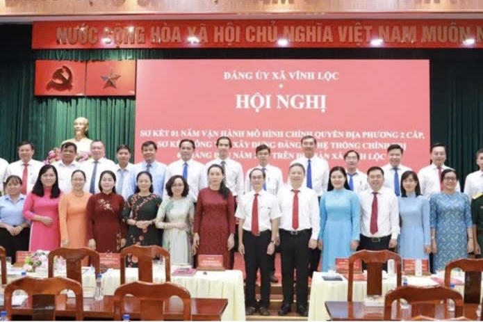 Ông Dương Anh Đức, Ủy viên Ban Thường vụ Thành ủy, Trưởng Ban Tuyên giáo và Dân vận Thành ủy TPHCM (hàng trước, thứ 6 từ phải qua) và các lãnh đạo, đại biểu xã Vĩnh Lộc dự Hội nghị.