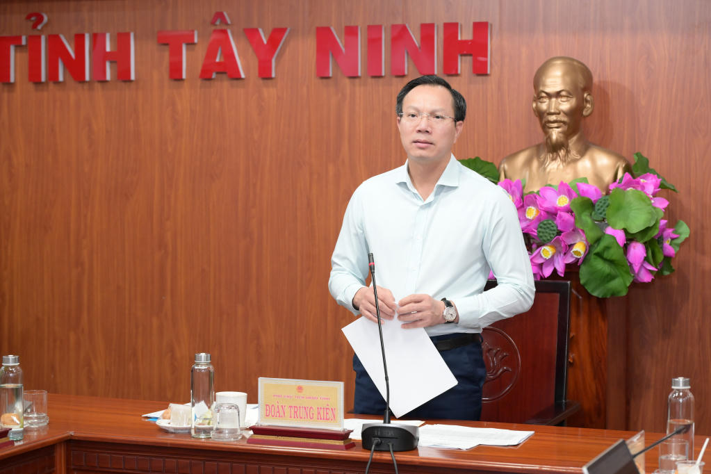 Ủy viên Ban Thường vụ Tỉnh ủy, Phó Chủ tịch UBND tỉnh, Trưởng ban Chỉ đạo Thi hành án dân sự tỉnh Đoàn Trung Kiên phát biểu tại hội nghị