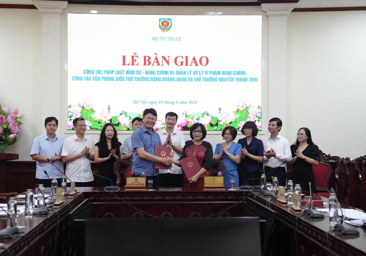 Bàn giao công tác Pháp luật hình sự - hành chính và quản lý xử lý vi phạm hành chính và Văn phòng