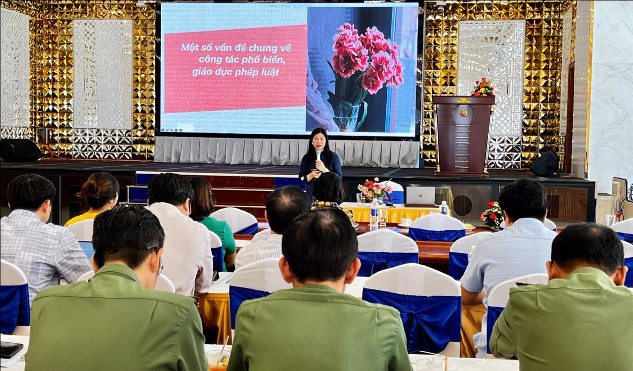 Ảnh đại diện bài viết: quang cảnh một buổi tập huấn kiến thức Jun88 Sảnh Bài Live Trực Tuyến và kỹ năng phổ biến, Jun88 game bài đổi thưởng Jun88 Sảnh Bài Live Trực Tuyến cho báo cáo viên Jun88 Sảnh Bài Live Trực Tuyến tỉnh gia lai. (ảnh: sơ tư pháp gia lai)
