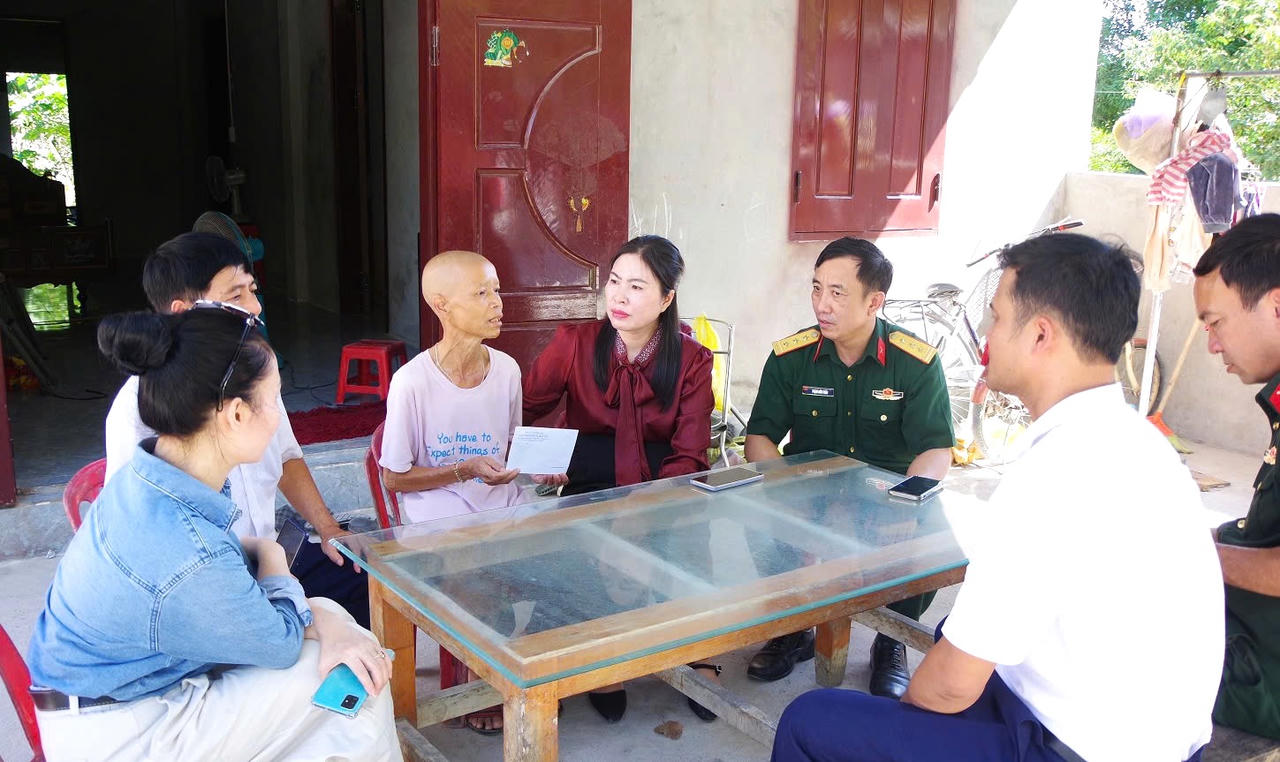 Lãnh đạo các đơn vị trao quà tặng gia đình chính sách, hộ nghèo, gia đình có hoàn cảnh đặc biệt khó khăn&nbsp;trong khuôn khổ chương trình "Thời sự về bản".