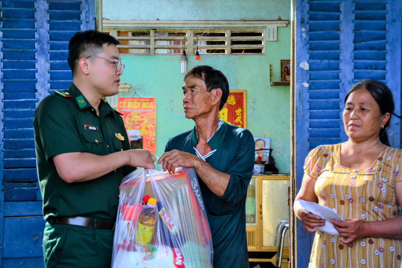BĐBP Cần Thơ hỗ trợ người dân chữa cháy và khắc phục hậu quả