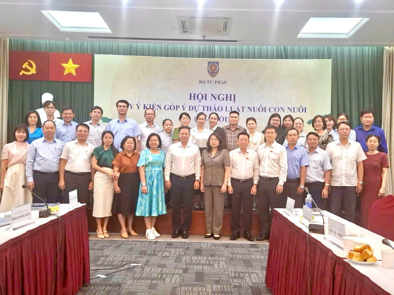 Các đại biểu tham dự hội nghị góp ý sửa đổi, bổ sung Luật Nuôi con nuôi chụp hình lưu niệm (Ảnh: Bùi Yên).