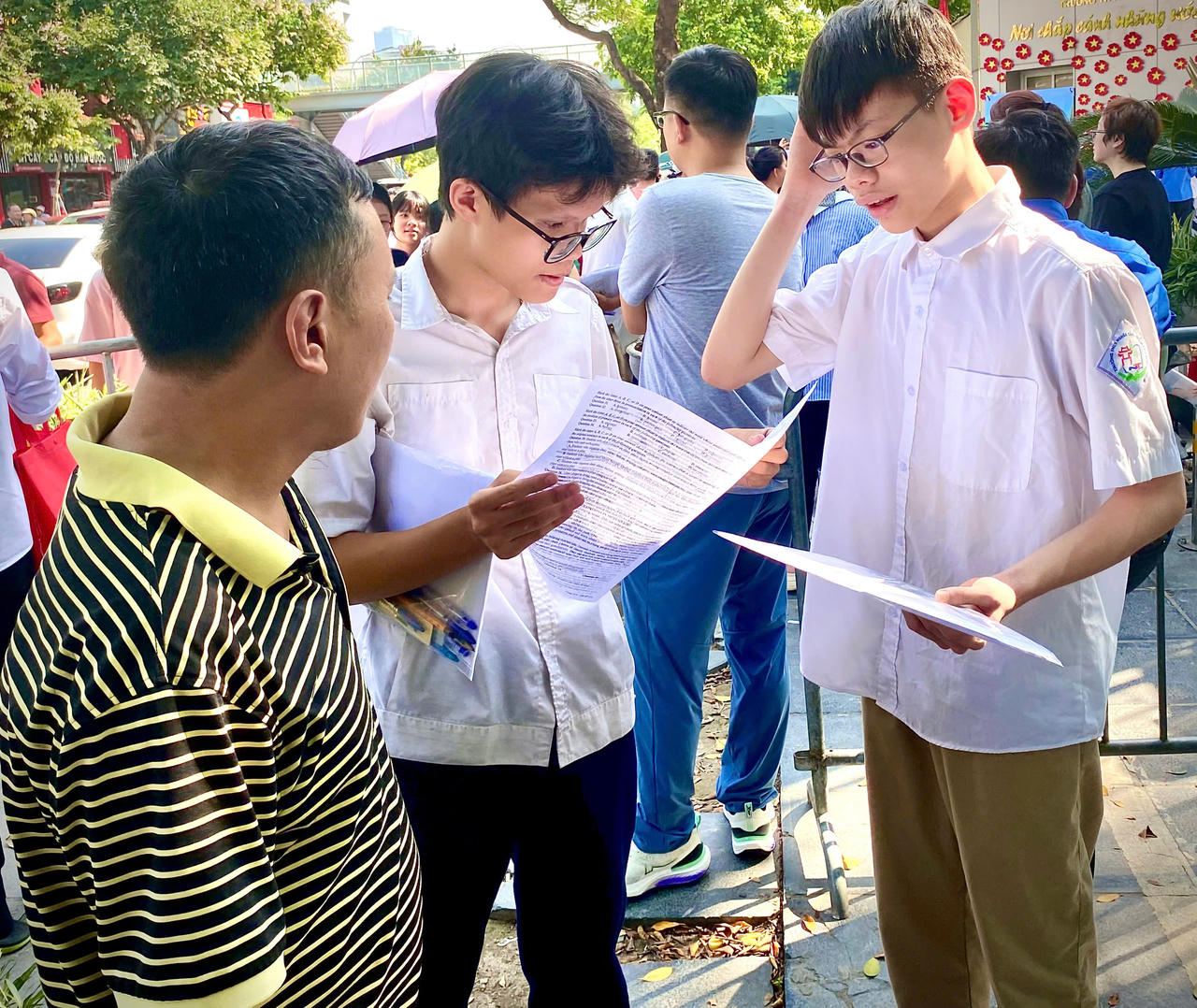 Sỹ tử lớp 10 năm 2026 sau môn thi Toán, môn thi cuối của kỳ thi. (Ảnh: PV)