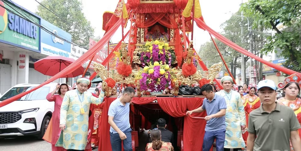 Kiệu rước Mẫu tại Lễ hội đền Hạ.(Ảnh: PMX)