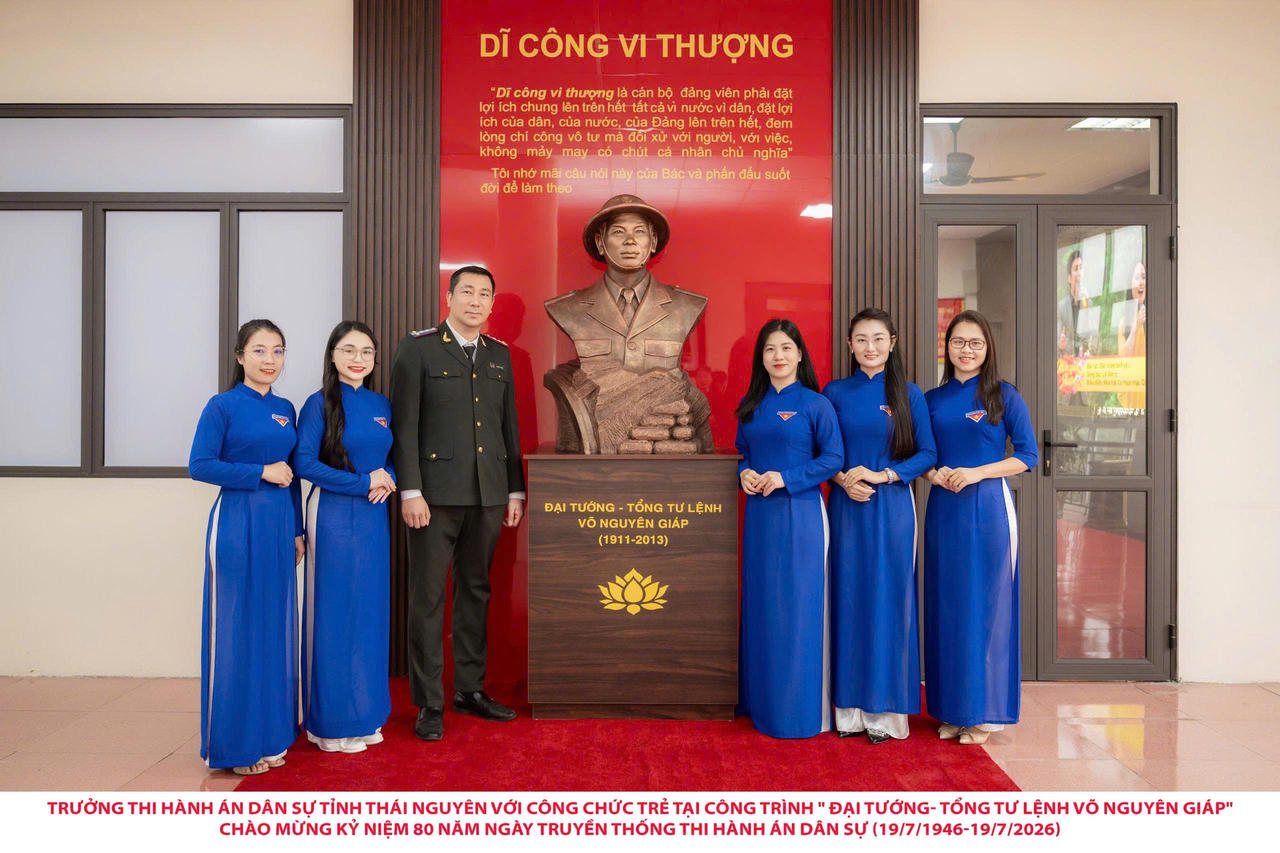 Trưởng THADS tỉnh Thái Nguyên với công chức trẻ tại công trình "Đại tướng - Tổng Tư lệnh Võ Nguyên Giáp".&nbsp;