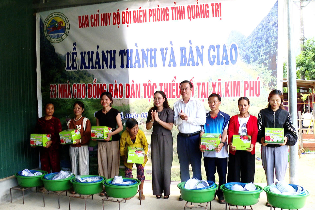 Trao tặng vật dụng sinh hoạt thiết yếu cho các hộ đồng bào dân tộc thiểu số được hỗ trợ nhà ở tại xã Kim Phú.
