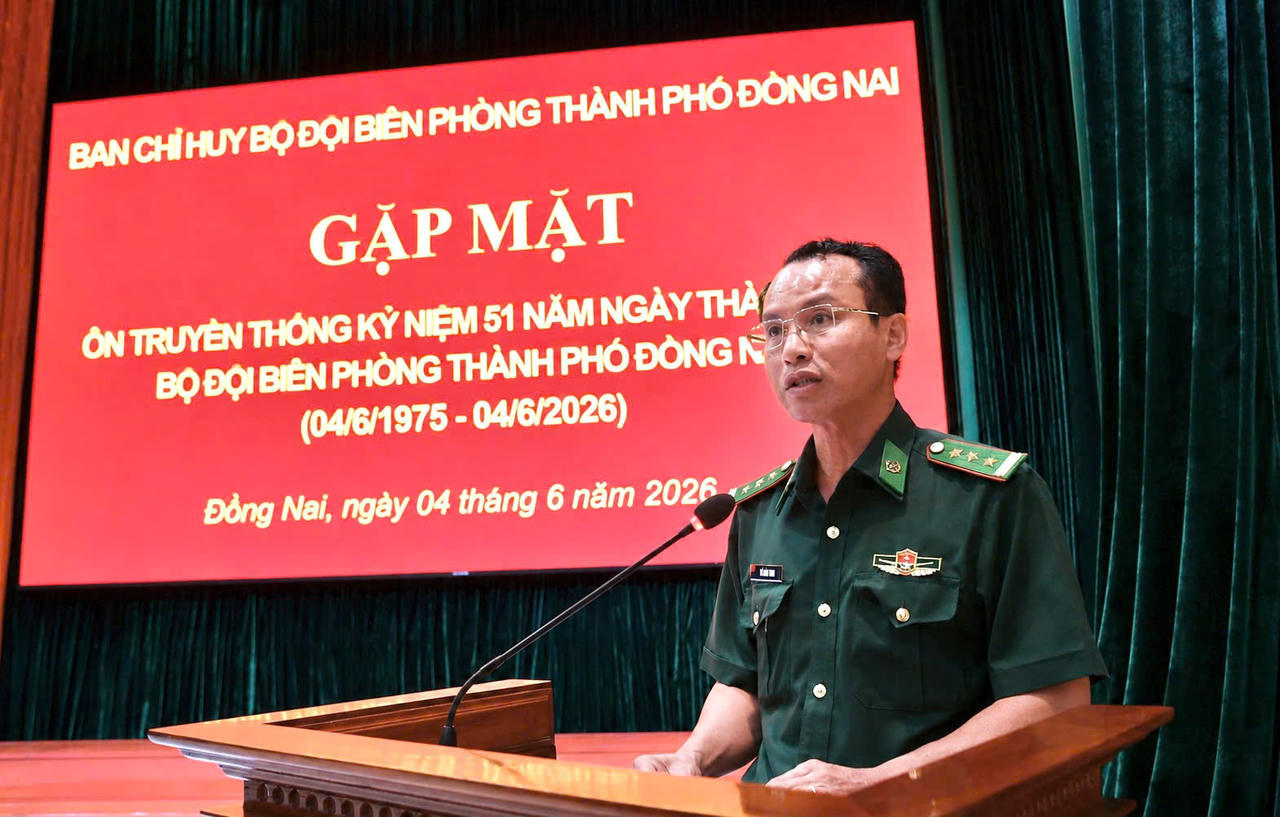 Thượng tá Hồ Ngọc Minh, Phó Chủ nhiệm Chính trị BĐBP thành phố Đồng Nai ôn lại truyền thống 51 năm ngày thành lập đơn vị. (Ảnh: Hữu Thịnh)