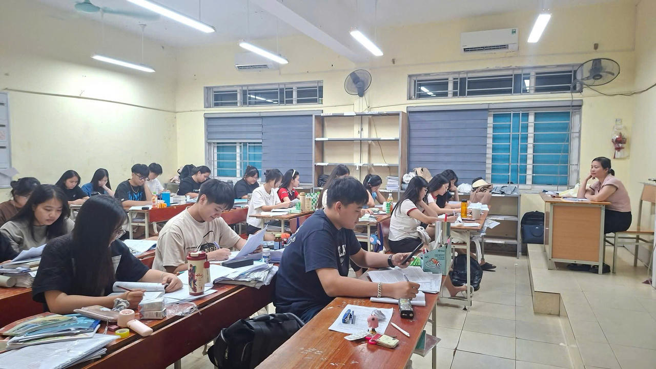 Học sinh dân tộc thiểu số Nghệ An sáng đèn đến khuya ôn thi 