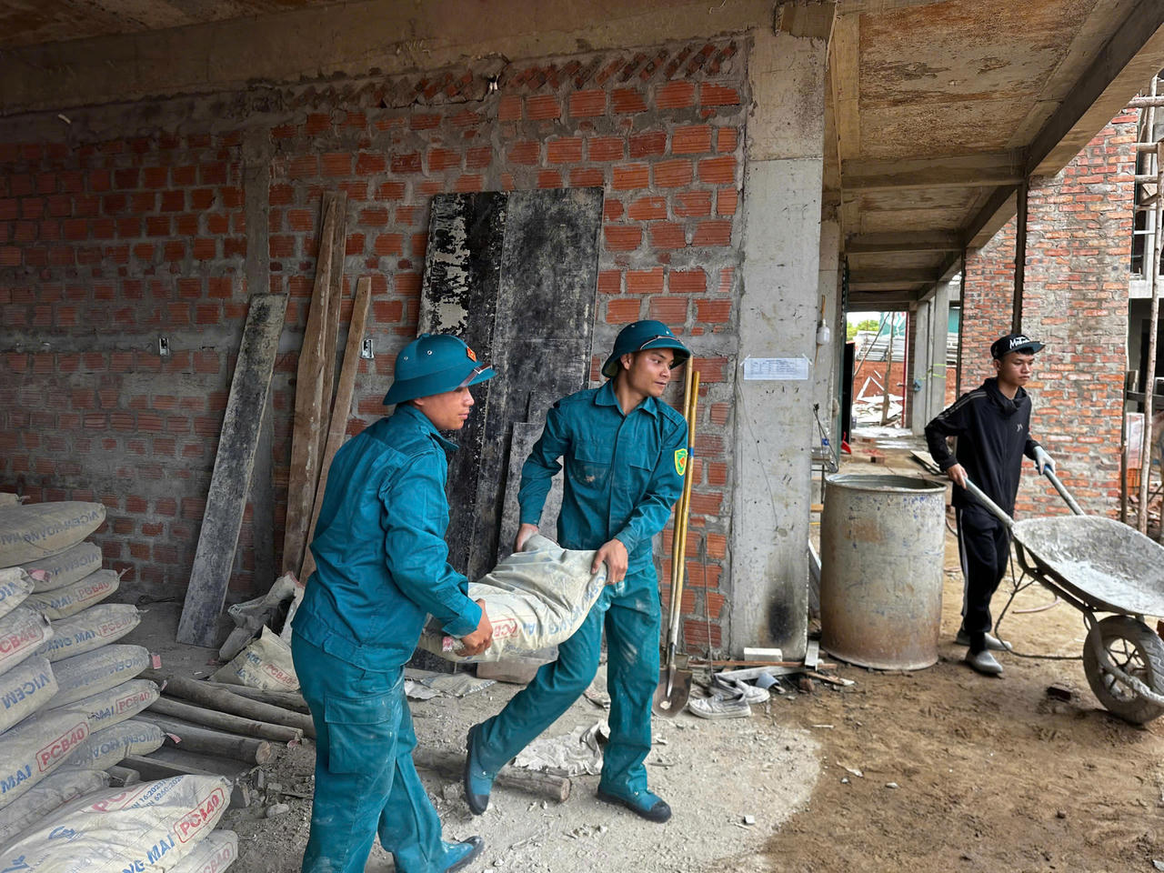 300 cán bộ, chiến sĩ chung tay dựng trường liên cấp vùng biên Quảng Trị