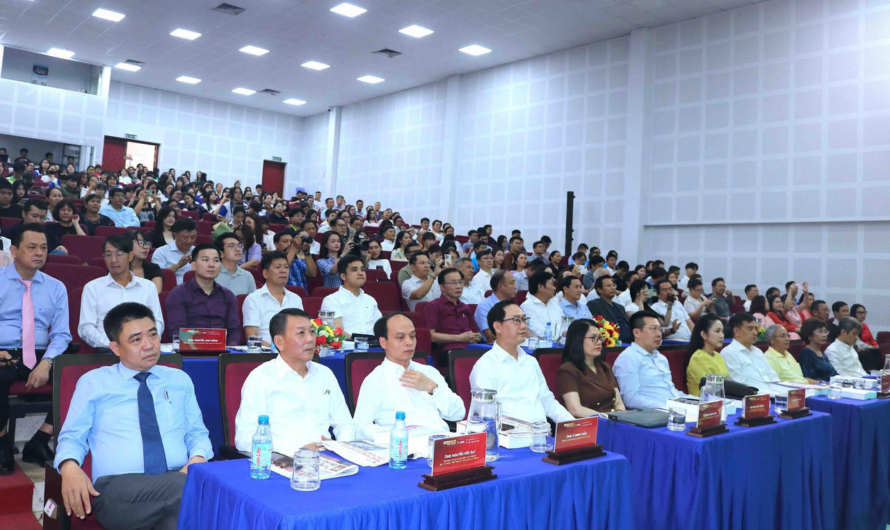 Các đại biểu tham dự Hội thảo.