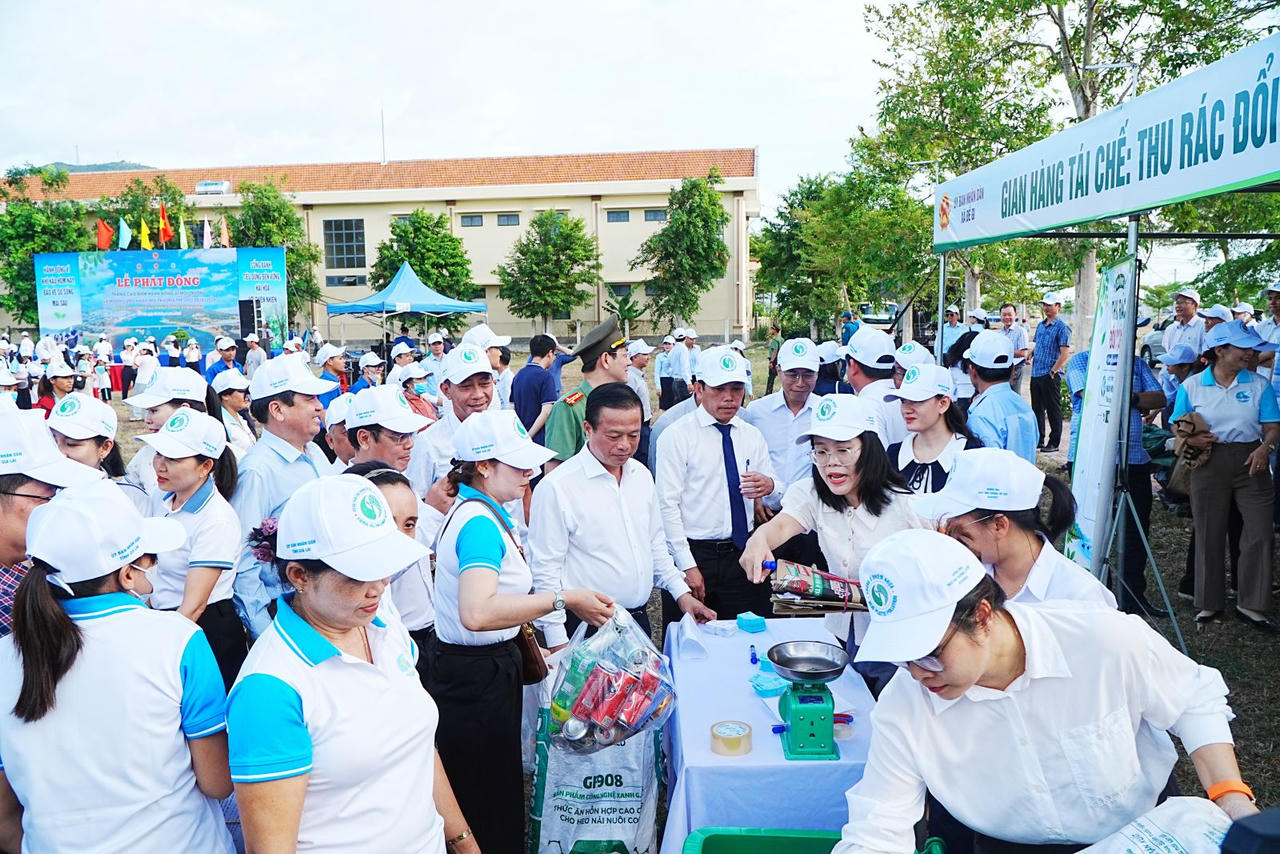 Các đại biểu tham quan gian hàng tái chế “Thu rác đổi quà”. (Ảnh: Kim Loan)