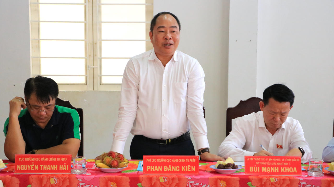 Ông Phan Đăng Kiên - Phó Cục trưởng Cục Hành chính tư pháp (Bộ Tư pháp) phát biểu ý kiến (ảnh: Khánh Toàn)