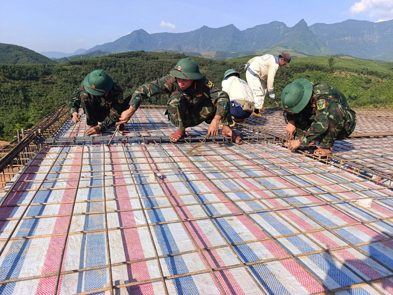 300 cán bộ, chiến sĩ chung tay dựng trường liên cấp vùng biên Quảng Trị