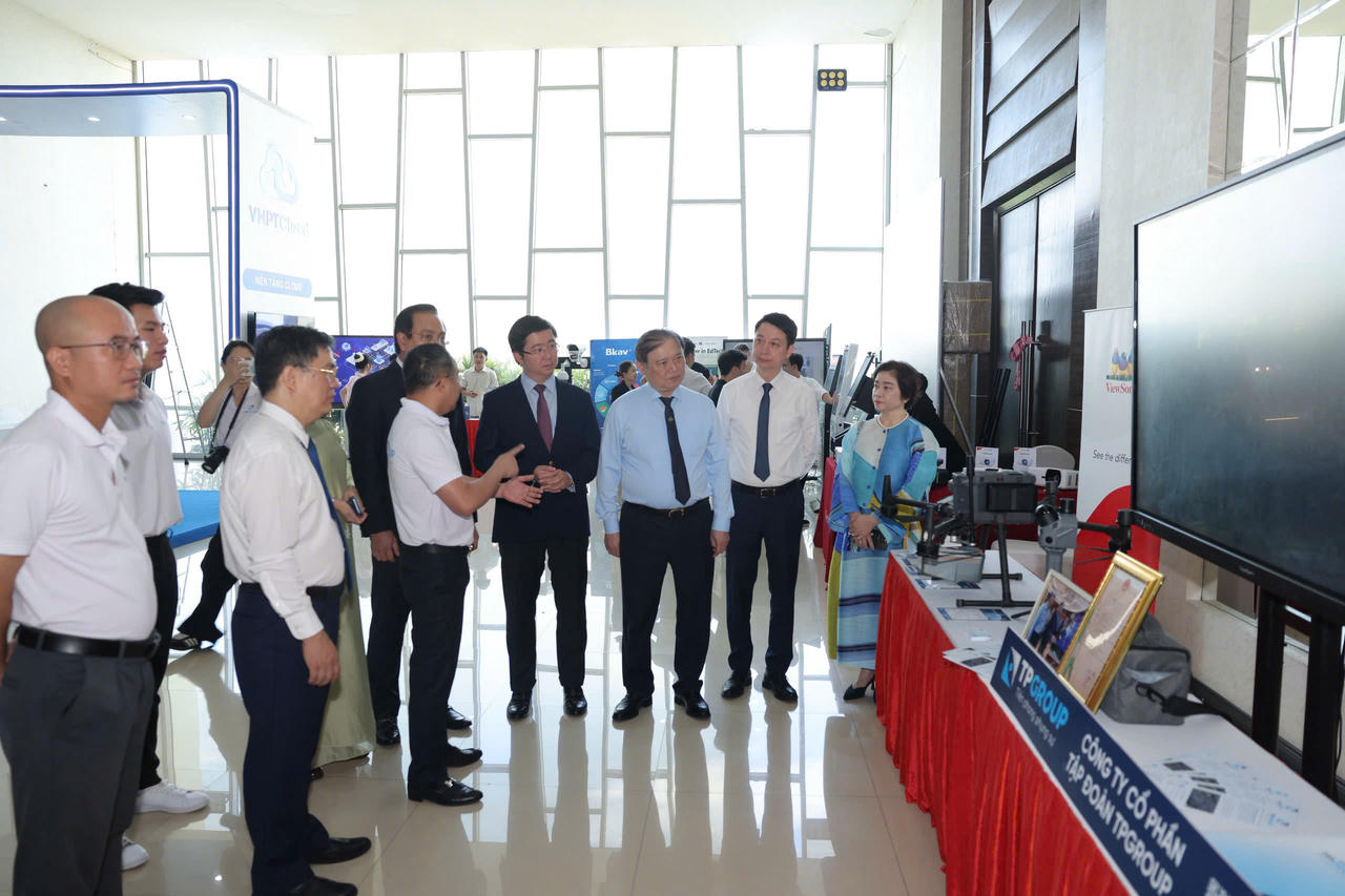 Các đại biểu tham quan các gian hàng.
