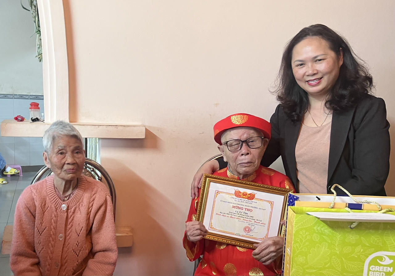 Bà Ngô Thị Mỹ Lợi- Bí thư Đảng ủy, Chủ tịch HĐND phường Xuân Trường - Đà Lạt chúc thọ, tặng quà vợ chồng cụ ông Lê Tân 104 tuổi và cụ bà Trần Thị Điềm 95 tuổi ở Tổ dân phố Tự Tạo 1.