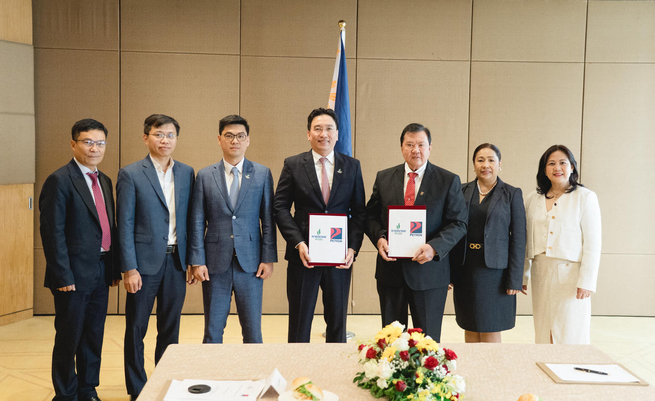 Bí thư Đảng ủy, Chủ tịch Hội đồng Quản trị PV GAS Nguyễn Thanh Bình cùng đoàn công tác PV GAS và đại diện lãnh đạo PETRON chụp ảnh lưu niệm sau lễ ký kết thỏa thuận hợp tác giữa hai bên.