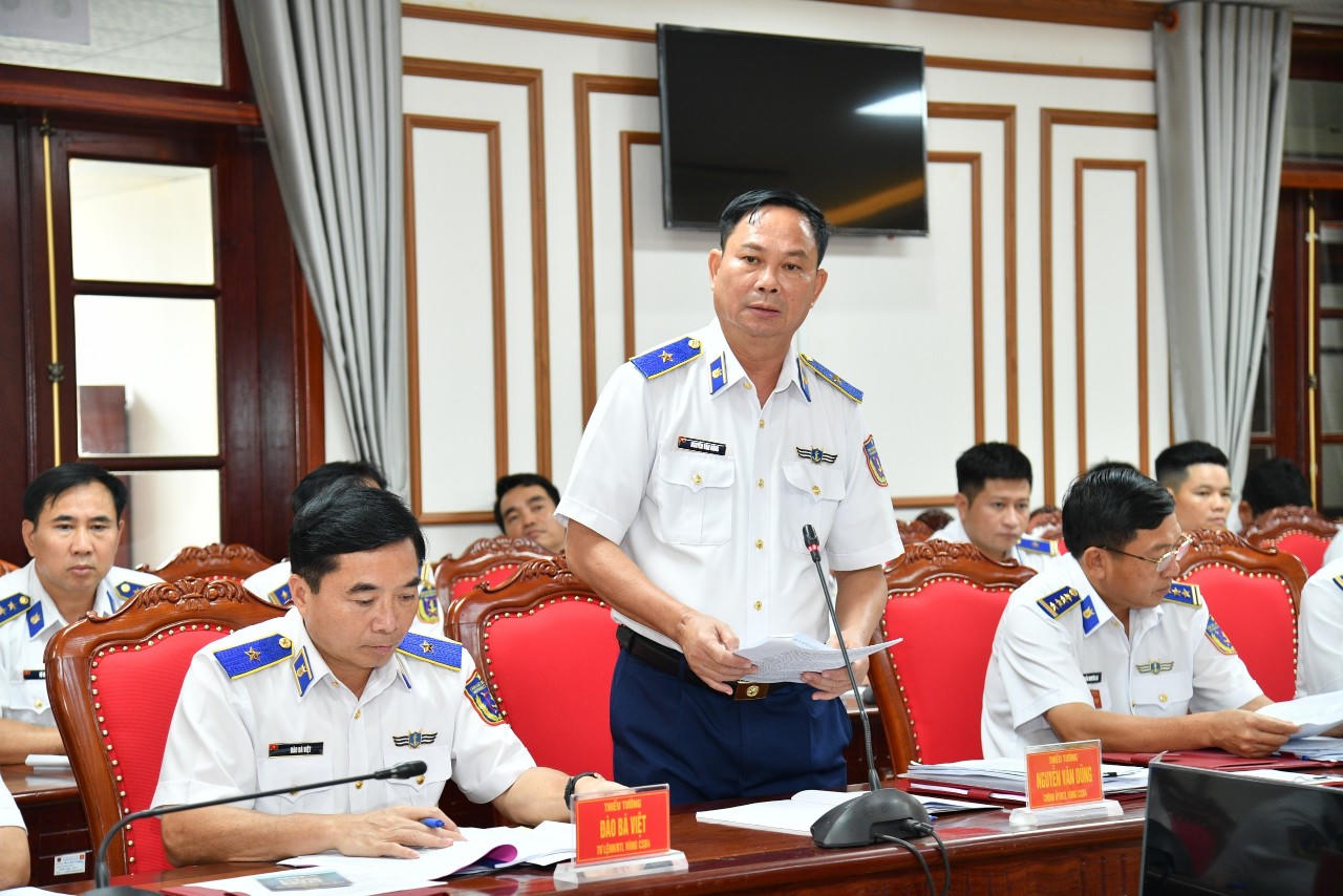 Thiếu tướng Nguyễn Văn Dũng - Bí thư Đảng ủy, Chính ủy Bộ Tư lệnh Vùng Cảnh sát biển 4 trình bày báo cáo kết quả thực hiện hoạt động CTĐ, CTCT 6 tháng đầu năm 2026.