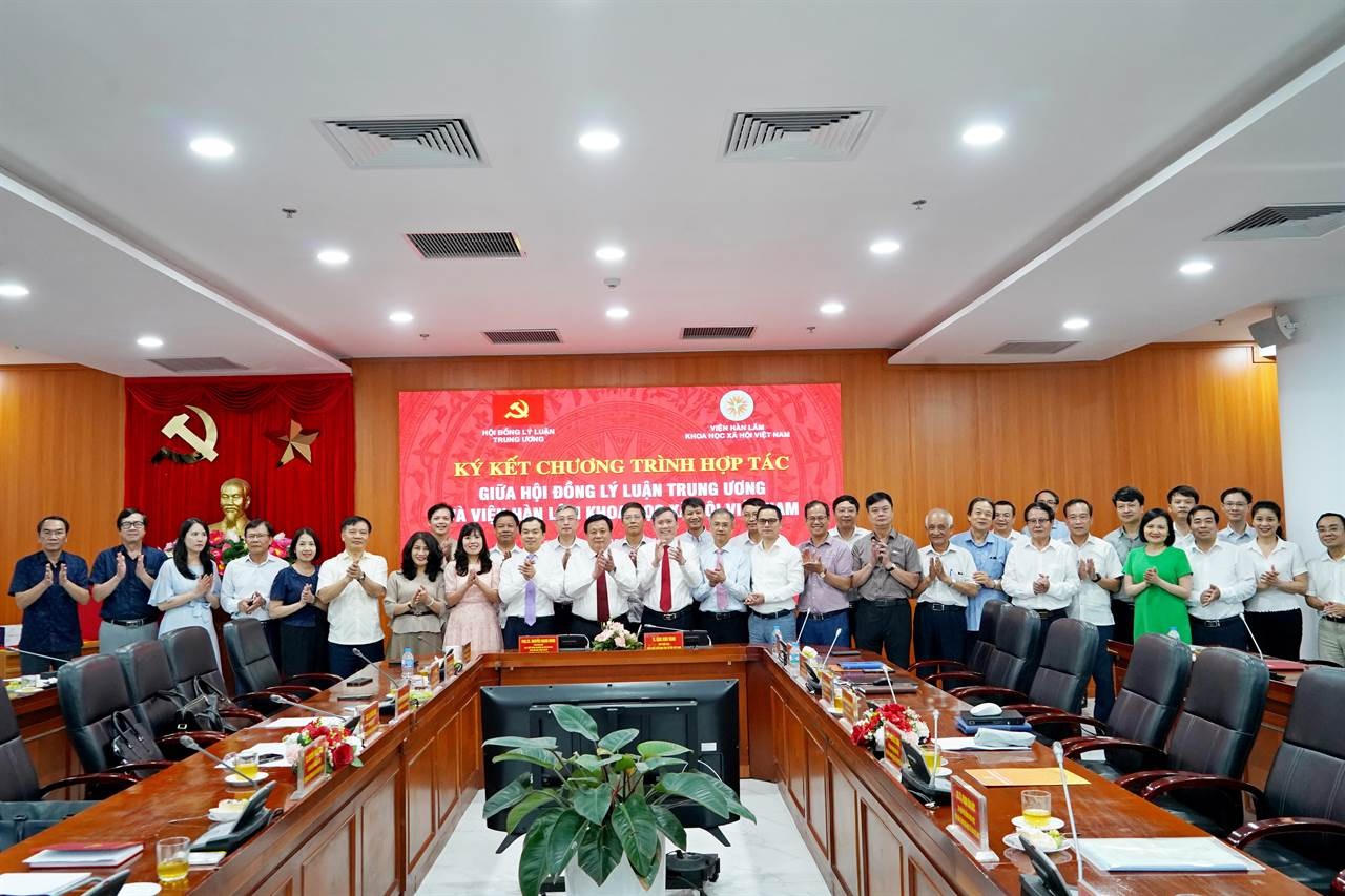 Các đại biểu tham dự chụp ảnh lưu niệm.