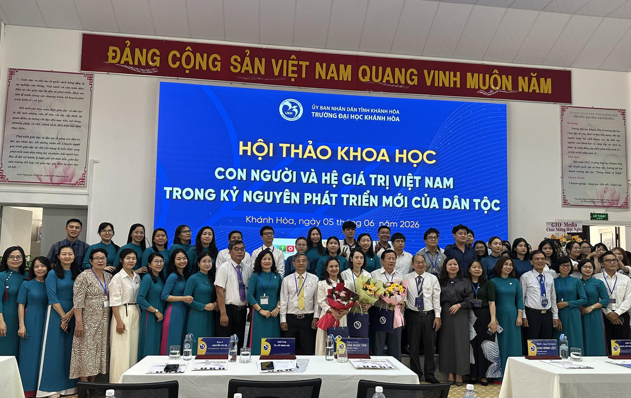 Các đại biểu, nhà khoa học và giảng viên tham dự Hội thảo “Con người và hệ giá trị Việt Nam trong kỷ nguyên phát triển mới của dân tộc”.